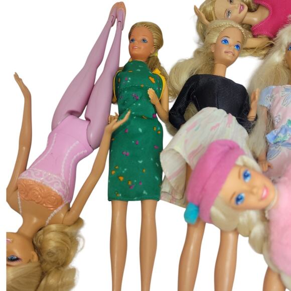 14 Vintage Barbies & a Few Accessories - Picture 6 of 15
